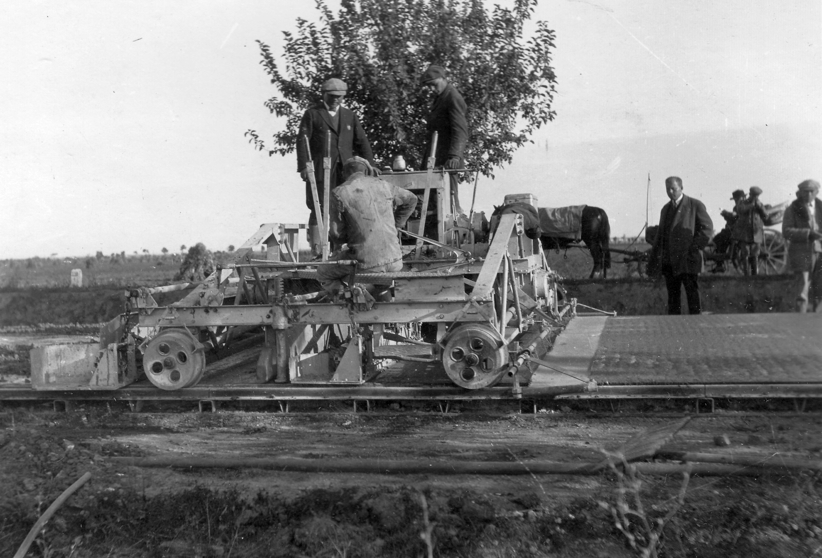 Hungary, Budapest - Miskolc, állami útépítés, "Lakewood" útépítő géppel. Forrás/source: National Archives, Washington, USA, RG151 FC., 1931, Négyesi Pál, horse, carriage, genre painting, worker, coach, machine, Fortepan #18837