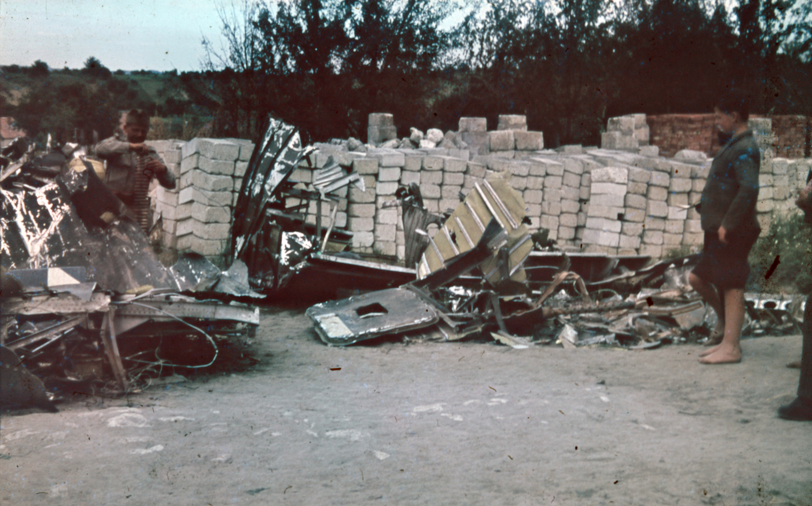 Magyarország, Törökbálint, József Attila utca, lelőtt amerikai repülőgép roncsai., 1944, Ladányi Károly, színes, járműroncs, Boeing-márka, Boeing B 17 Flying Fortress, Fortepan #188394