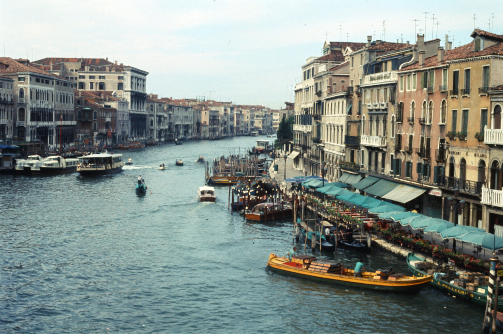 Italy, Venice, Canal Grande, jobbra a Riva del Vin a Rialto hídról nézve., 1972, Fortepan/Album040, Fortepan #188405