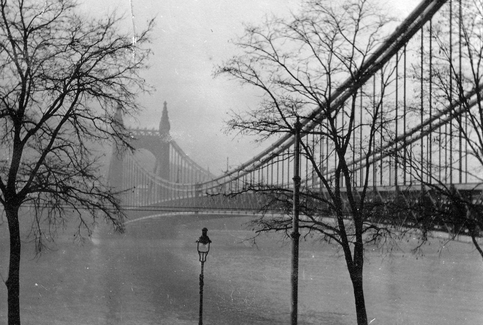 Magyarország, Budapest V., Erzsébet híd Pestről nézve. Forrás/source: National Archives, Washington, USA, RG151 FC., 1930, Négyesi Pál, Duna, eklektikus építészet, Budapest, függőhíd, Duna-híd, Kherndl Antal-terv, Czekelius Aurél-terv, Fortepan #18842