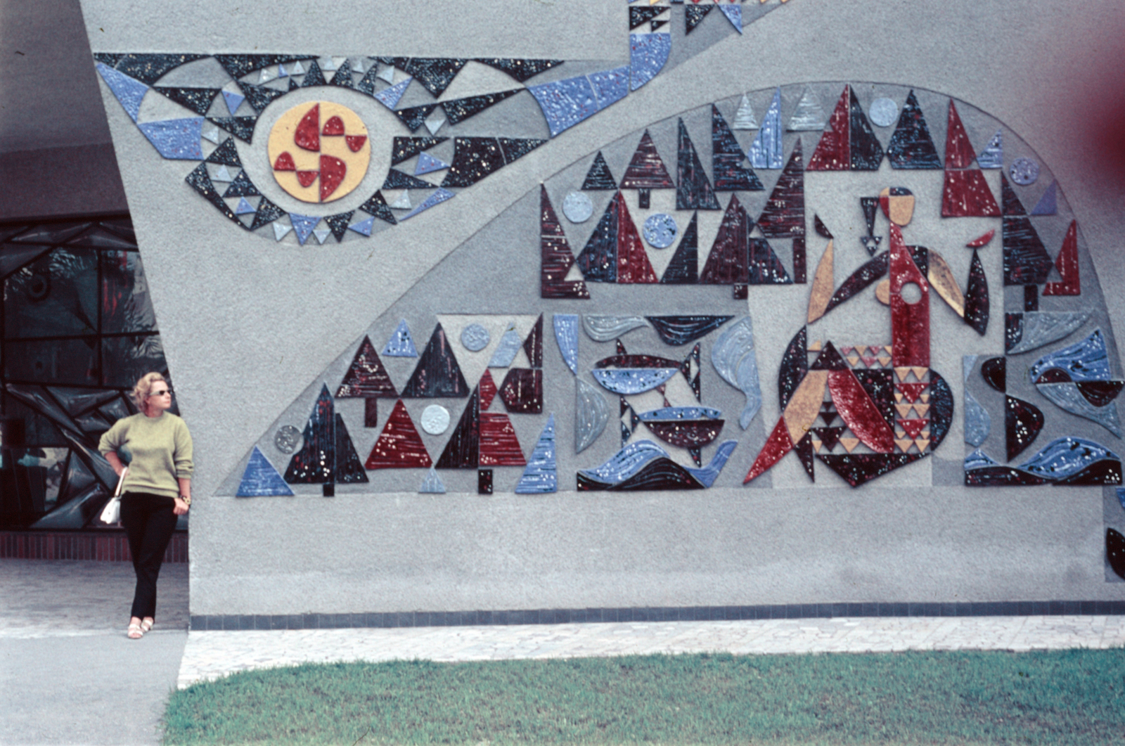 Szlovákia, Trencsénteplic, ulica Tomáša Garrigue Masaryka, kerámiamozaik a Pax gyógyszálló előtt (Rudolf Moško, 1965.)., 1969, Fortepan/Album040, Fortepan #188420
