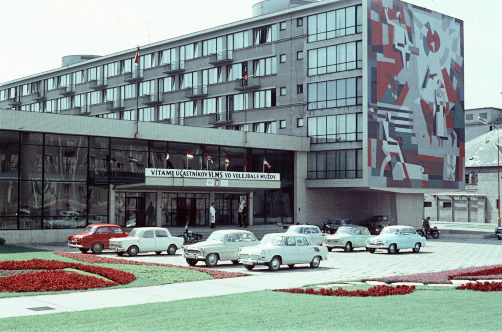 Szlovákia, Nyitra, Štúrova ulica 3., az agráregyetem Mladost' kollégiuma és a sportcsarnok bejárata. A felvétel a VI. férfi röplabda-világbajnokság idején készült., 1966, Fortepan/Album040, színes, Fortepan #188423