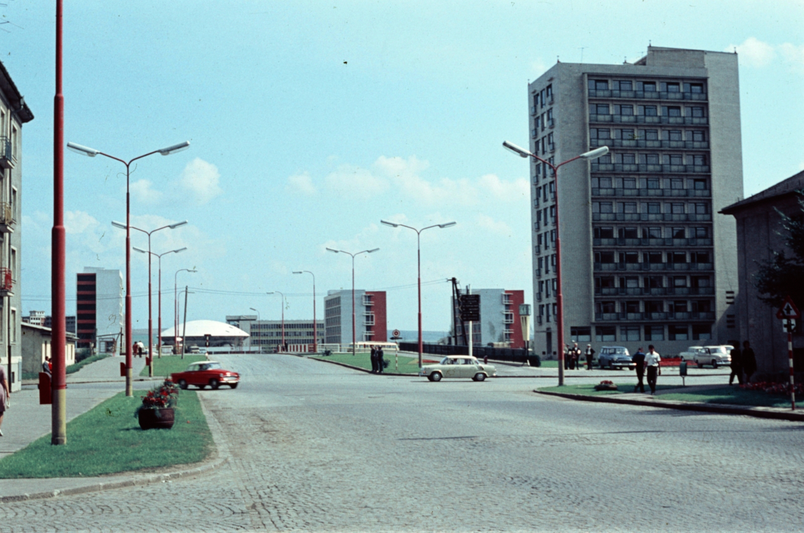 Szlovákia, Nyitra, Štúrova ulica. A felvétel a VI. férfi röplabda-világbajnokság idején készült., 1966, Fortepan/Album040, színes, Fortepan #188424