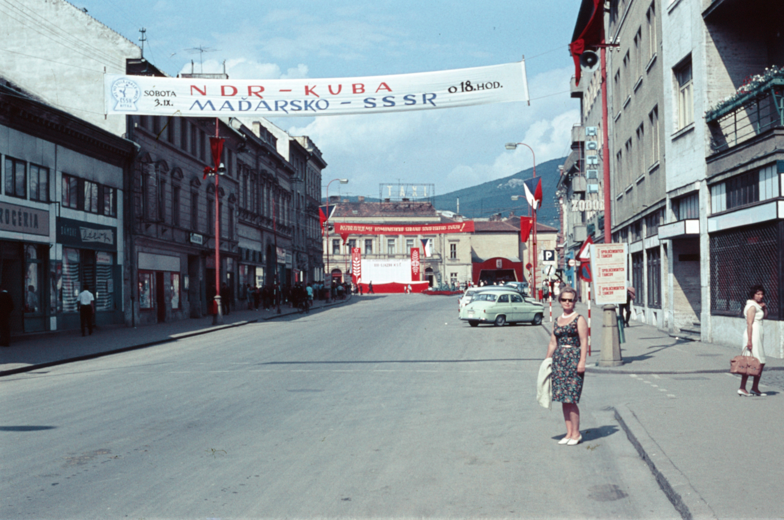 Szlovákia, Nyitra, Štefánikova trieda. A felvétel a VI. férfi röplabda-világbajnokság idején készült., 1966, Fortepan/Album040, színes, Fortepan #188425