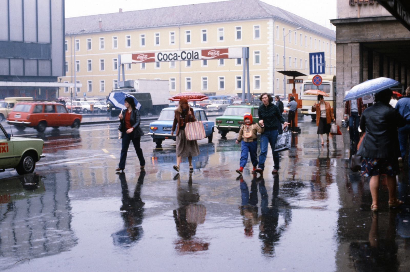 Hungary, Budapest VII.,Budapest VIII., Rákóczi út az Akácfa utcától nézve, balra a Blaha Lujza tér és a Corvin Áruház, szemben a Rókus kórház., 1983, Fortepan/Album040, Budapest, Lada 1200 estate, taxicab, taxicab stand, Fortepan #188438