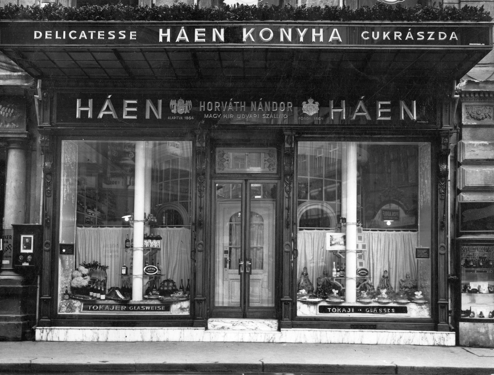 Magyarország, Budapest V., Váci utca 7. Forrás/source: National Archives, Washington, USA, RG151 FC (fotó: Seidner Zoltán), 1932, Négyesi Pál, kereskedelem, cukrászda, üzletportál, címer, Háen Konyha, Tokaji üvegek, Budapest, Fortepan #18845