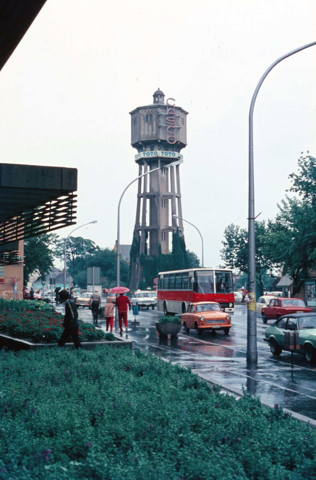 Magyarország,Balaton, Siófok, a Fő utca a Zákonyi Ferenc köztől a Fő tér felé nézve., 1982, Fortepan/Album040, színes, Ikarus-márka, víztorony, Ikarus 256, eső, autóbusz, Fortepan #188462