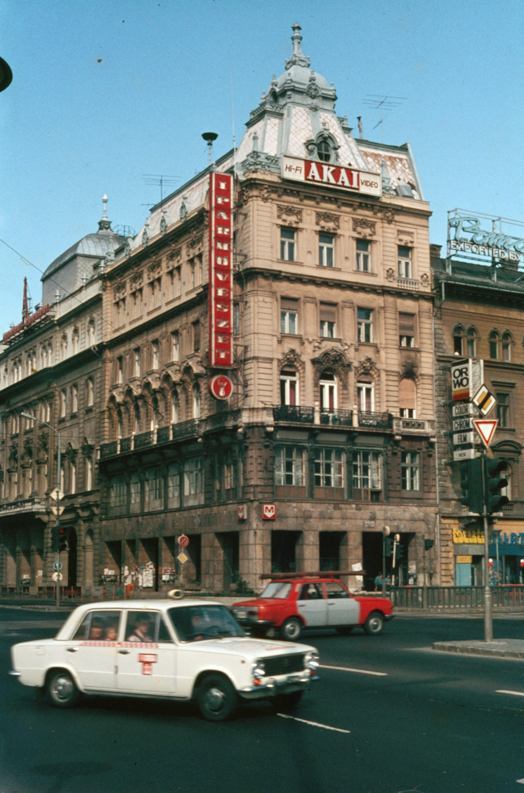 Hungary, Budapest VIII.,Budapest V., Astoria kereszteződés a Rákóczi út felől, szemben balra a Kossuth Lajos utca, jobbra a Károly (Tanács) körút., 1982, Fortepan/Album040, colorful, taxicab, Budapest, Akai-brand, Fortepan #188464