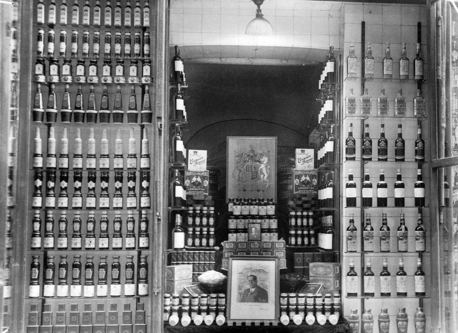 Hungary, Budapest, 1932, Négyesi Pál, ad, trading, Show window, grocery store, store display, crest, drink, liquor, Budapest, Fortepan #18847