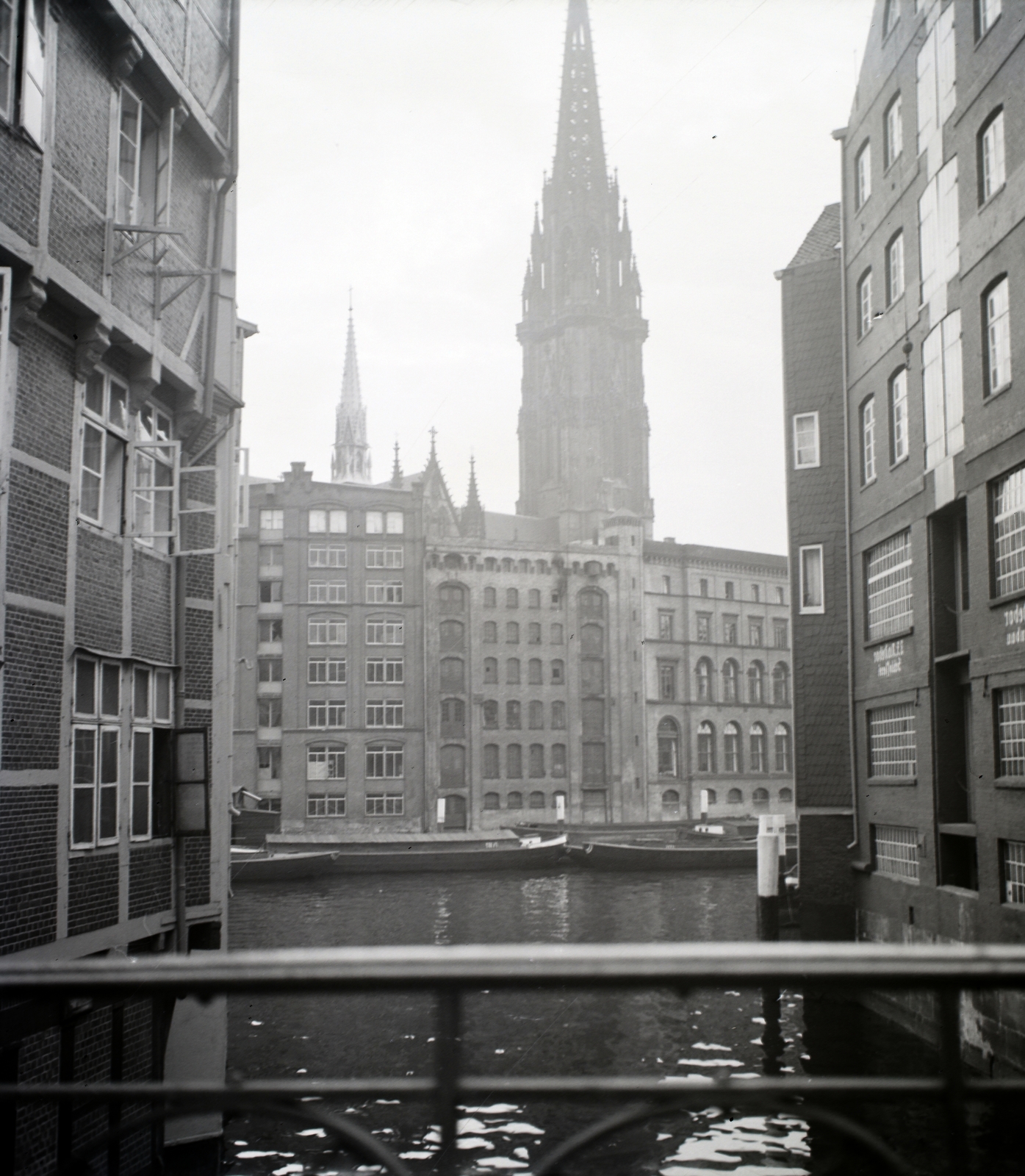 Germany, Hamburg, Nikolaifleet, a túlparton a Szent Miklós-templom (Hauptkirche St. Nikolai) tornya látszik. A felvétel a Katharinenbrücke-ről készült., 1936, Lőrincze Judit, Fortepan #188473