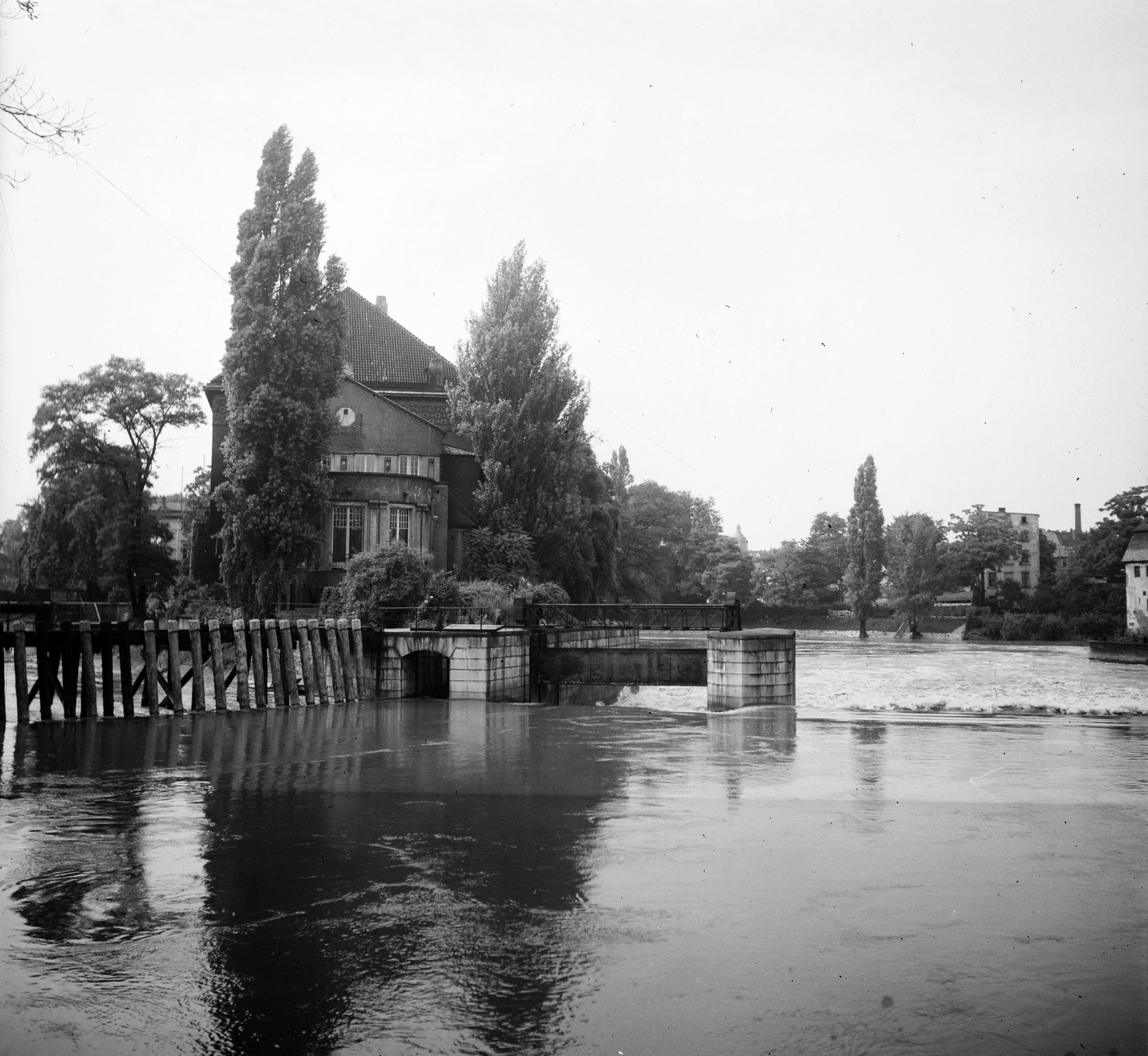 Poland, Wroclaw, Odera folyó, duzzasztógát, balra a Tamka-sziget. Az épület ma a Wrocławi Orvosi Akadémia Gyógyszerkémiai Tanszéke., 1936, Lőrincze Judit, Fortepan #188476
