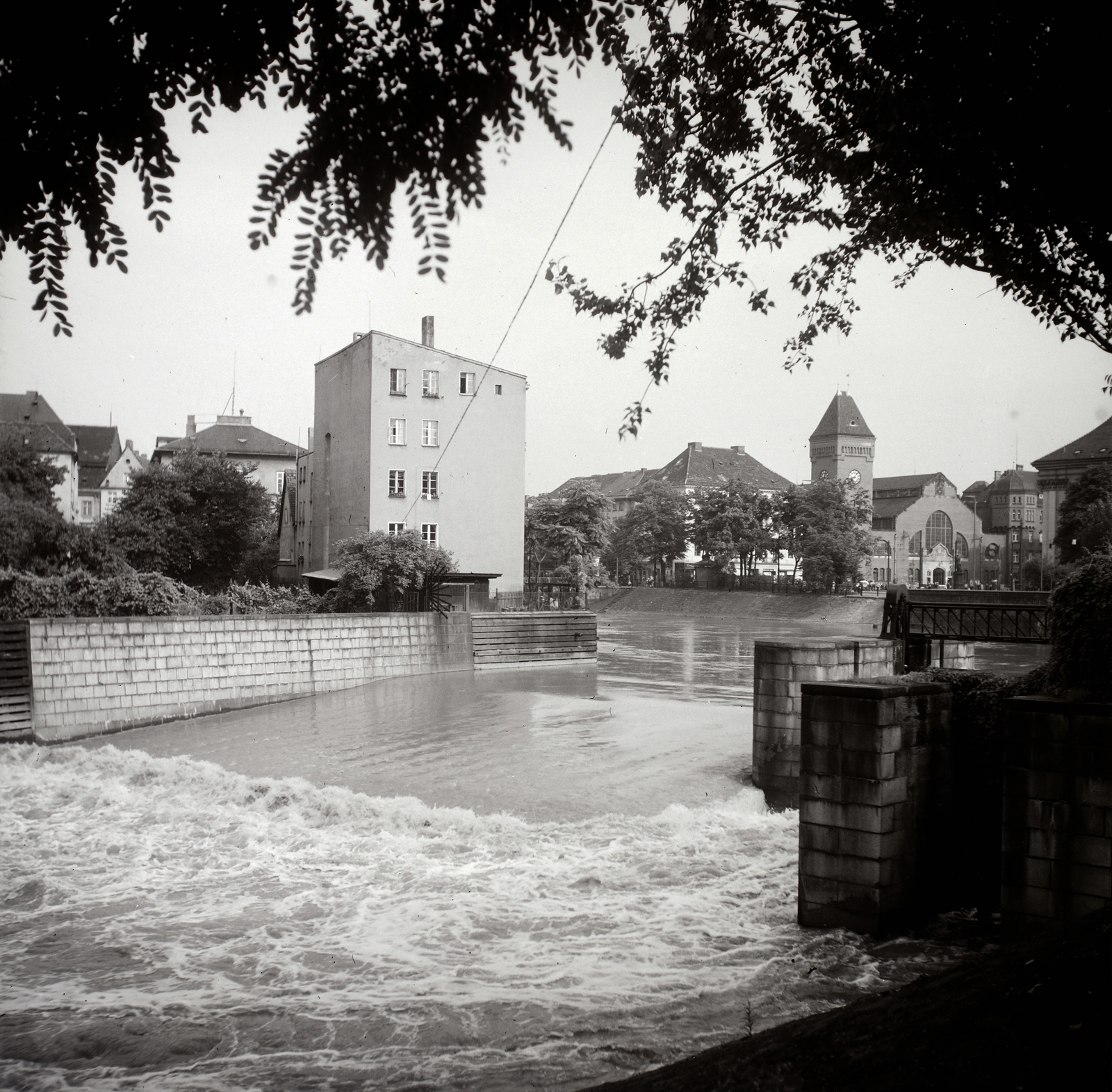 Poland, Wroclaw, Tamka-sziget, duzzasztógát a Szent Mátyás csatorna (kanal Świętego Macieja) bejáratánál. Balra a Daliowa-sziget. Szemben az Odera folyó túlpartján a Hala Targowa (ekkor Markthalle)., 1936, Lőrincze Judit, Fortepan #188480