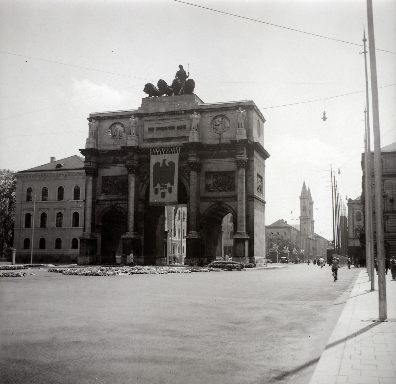 Germany, Munich, Siegestor, háttérben a Szent Ludwig-templom., 1936, Lőrincze Judit, Fortepan #188488