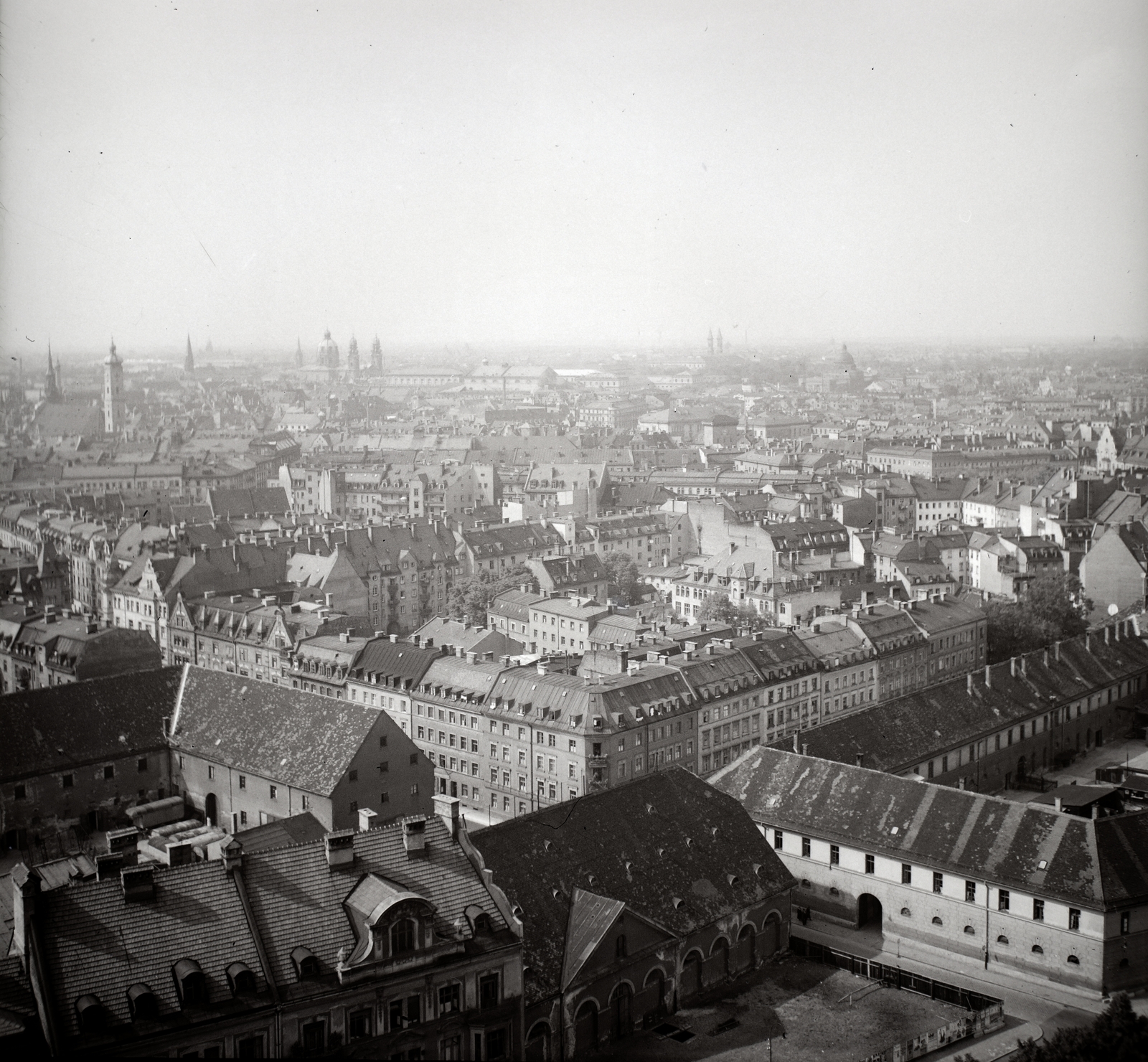 Germany, Munich, Museumsinsel, kilátás a Deutsches Museum tornyából (Museumsturm / Wetterturm). A kép bal szélén a Szentlélek-templom (Heilig-Geist-Kirche), majd a theatinusok templomának Theatinerkirche) kupolája, jobbra a bajor kancellária (Staatskanzlei) kupolája., 1936, Lőrincze Judit, Fortepan #188491