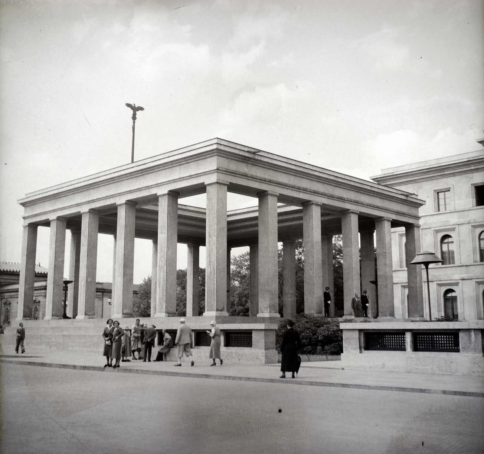 Németország, München, Königsplatz (ekkor Königlicher Platz), Becsület Temploma (Ehrentempel). 1947. január 16-án felrobbantották., 1936, Lőrincze Judit, Fortepan #188492