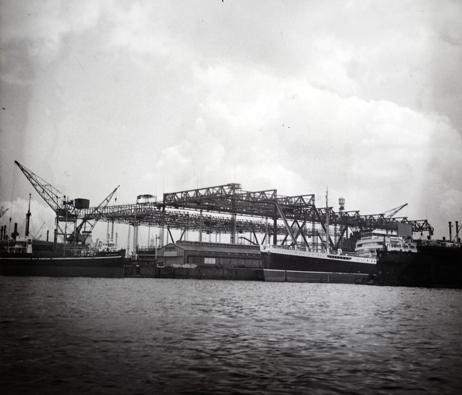 Germany, Hamburg, kikötő, háttérben a Blohm & Voss hajógyár., 1936, Lőrincze Judit, Fortepan #188499