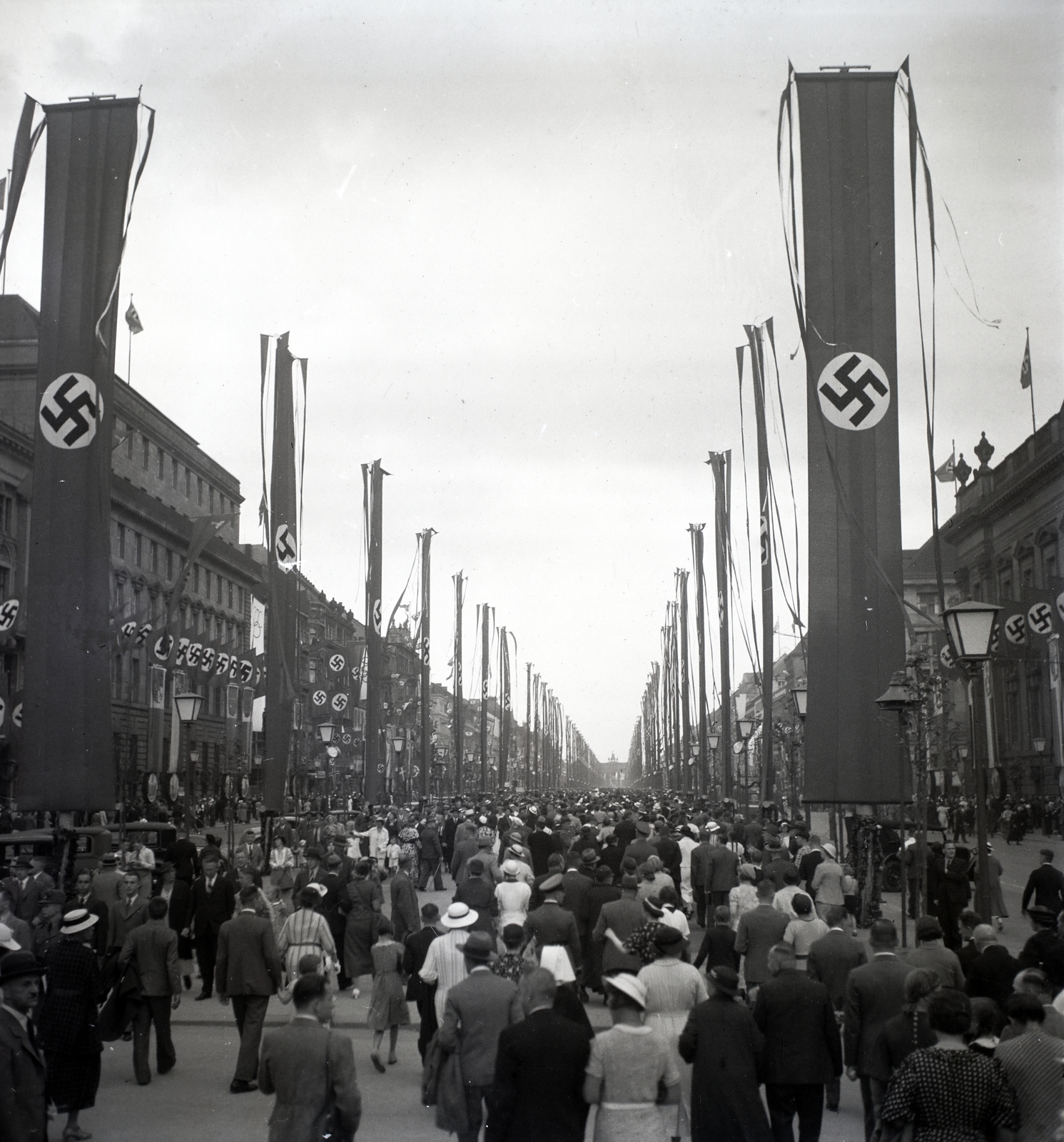 Németország, Berlin, Unter den Linden, jobbra a Staatsbibliothek, háttérben a Brandenburgi kapu., 1936, Lőrincze Judit, tömeg, horogkereszt, Fortepan #188531