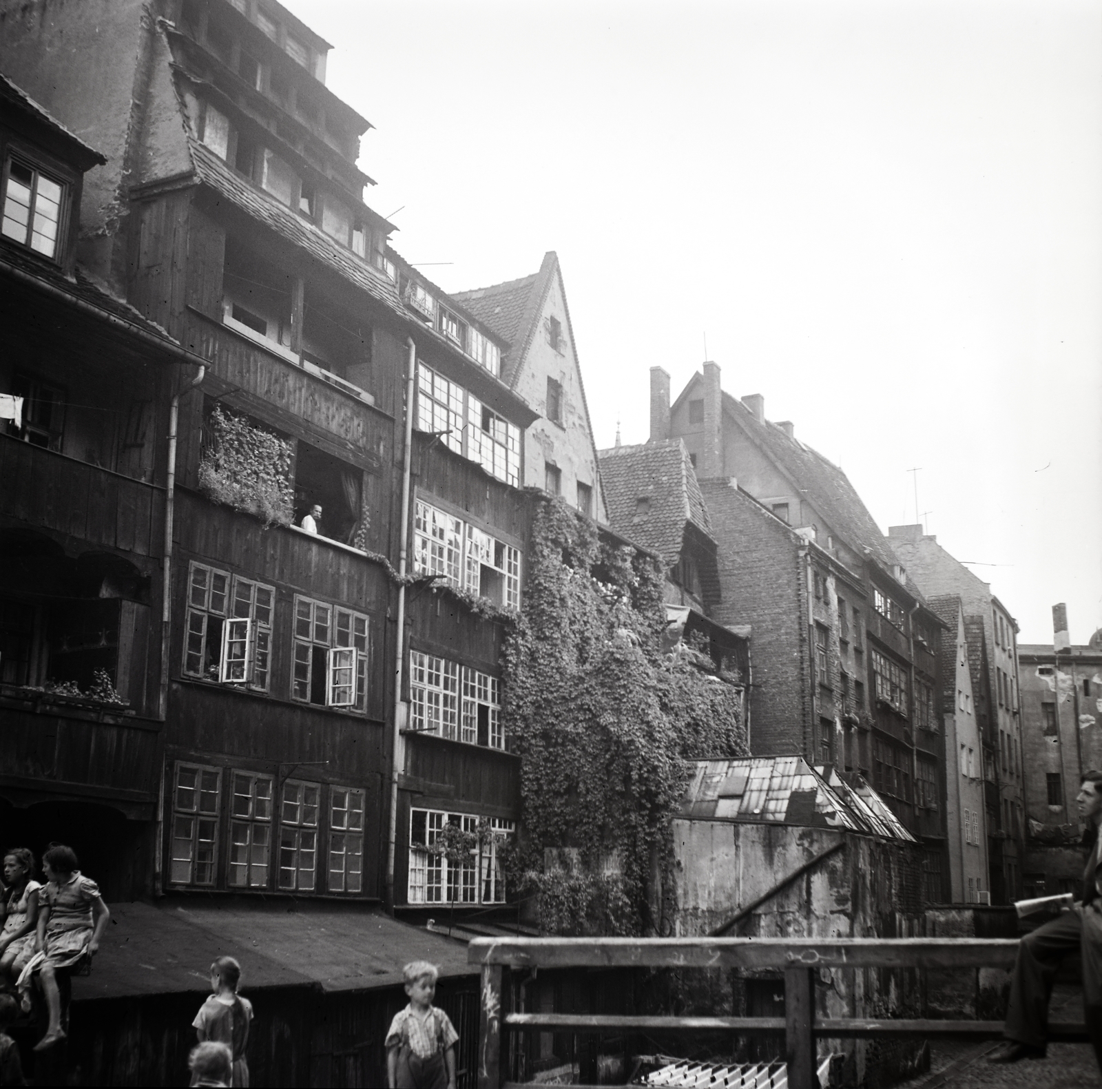 Lengyelország, Wroclaw, ulica Białoskórnicza., 1936, Lőrincze Judit, osztott ablak, belső udvar, poroló, repkény, Fortepan #188556