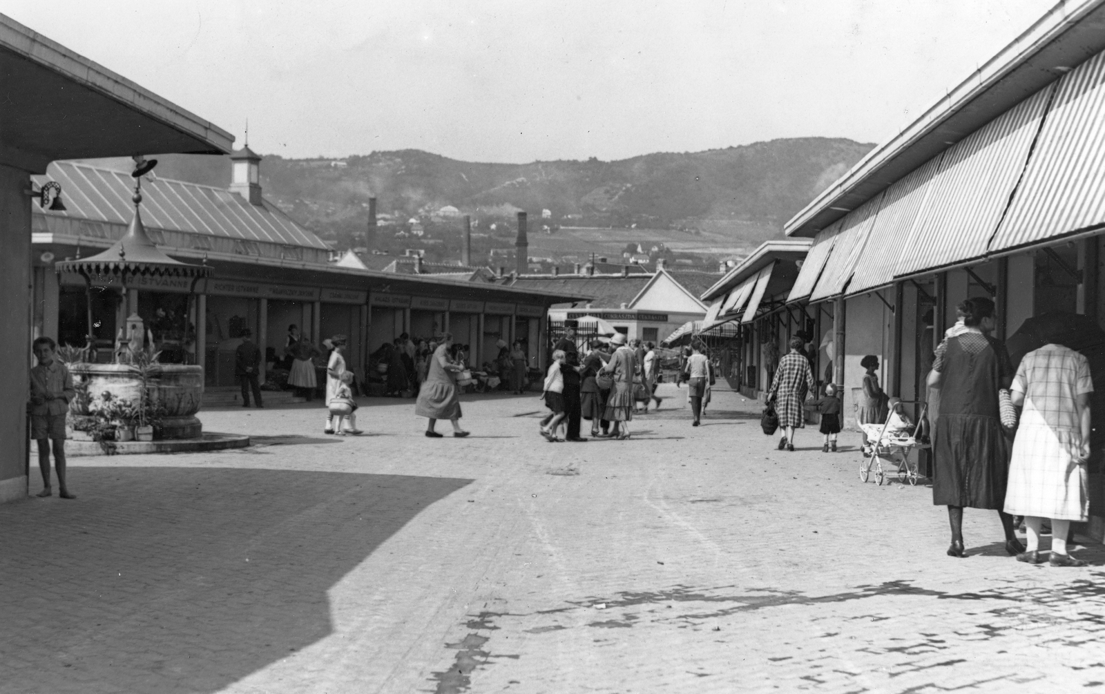 Hungary, Óbuda, Budapest III., Óbudai zárt élelmiszerpiac a Kórház utca - Vihar utca saroknál. Forrás/source: National Archives, Washington, USA, RG151 FC., 1936, Négyesi Pál, street view, Budapest, awning, Fortepan #18856