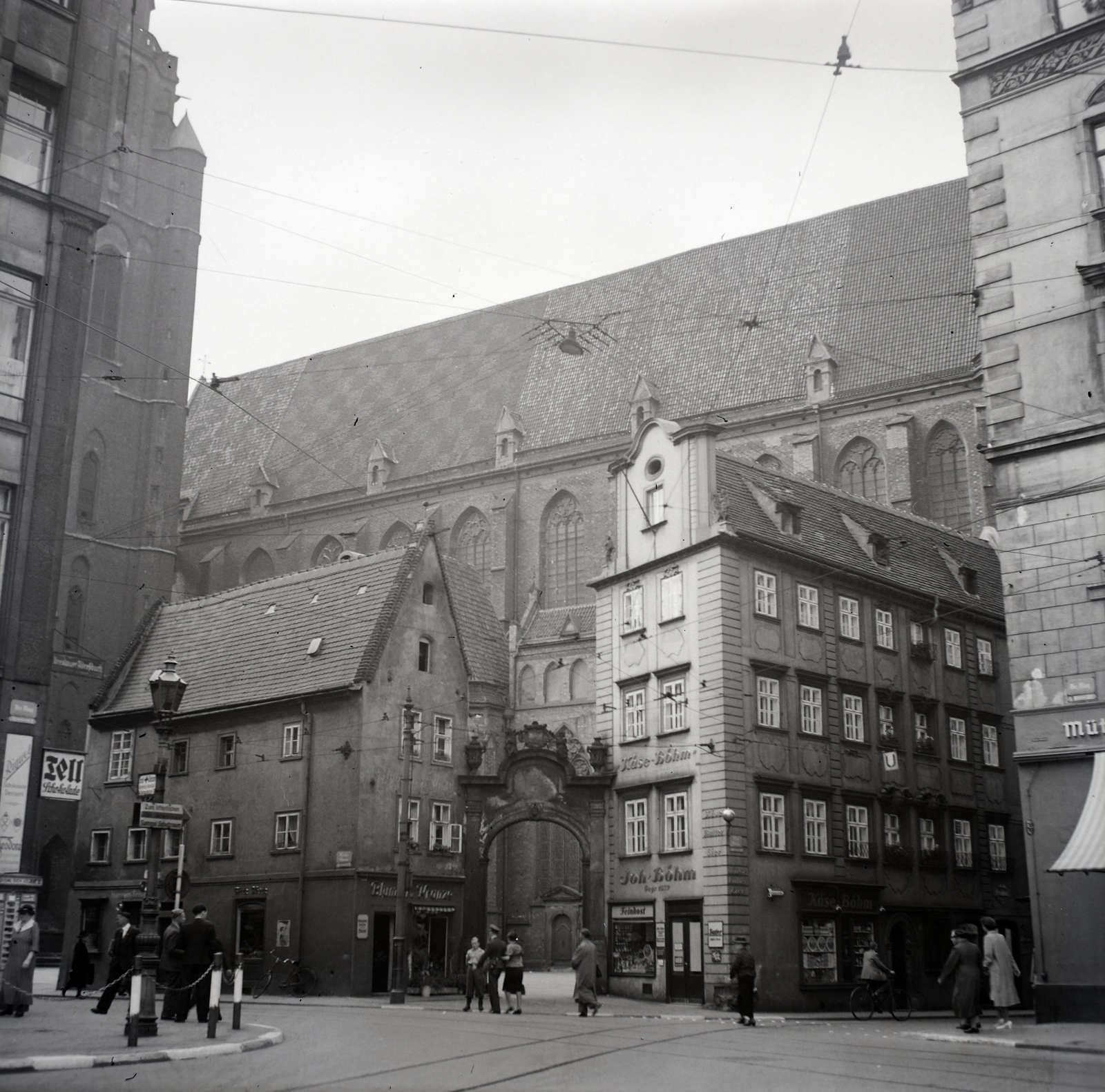 Poland, Wroclaw, Rynek, az óvárosi piactér északi oldala. Balra Jancsi és Juliska (ekkor Hänsel und Grete / lJas i Małgosia) háza, mögötte a Szent Erzsébet helyőrségi templom (ekkor Elisabethkirche / kościół św. Elżbiety (garnizonowy)., 1936, Lőrincze Judit, crosswalk, Fortepan #188561