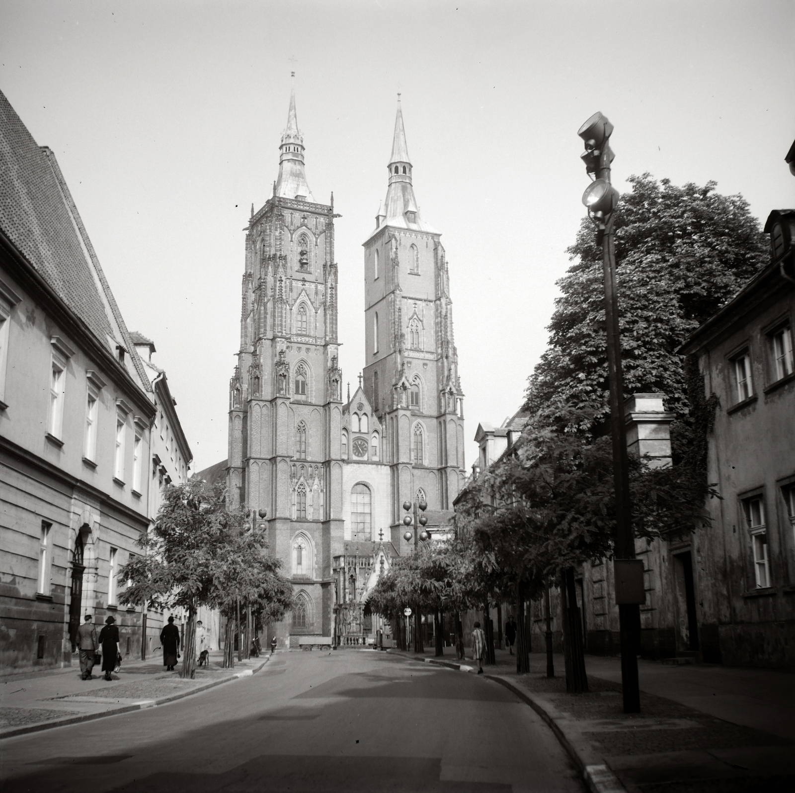 Poland, Wroclaw, Tumski-sziget, ulica Katedralna (ekkor Domstrasse), szemben a Keresztelő Szent János-katedrális (ekkor Breslauer Dom / Katedra św. Jana Chrzciciela)., 1936, Lőrincze Judit, Fortepan #188563