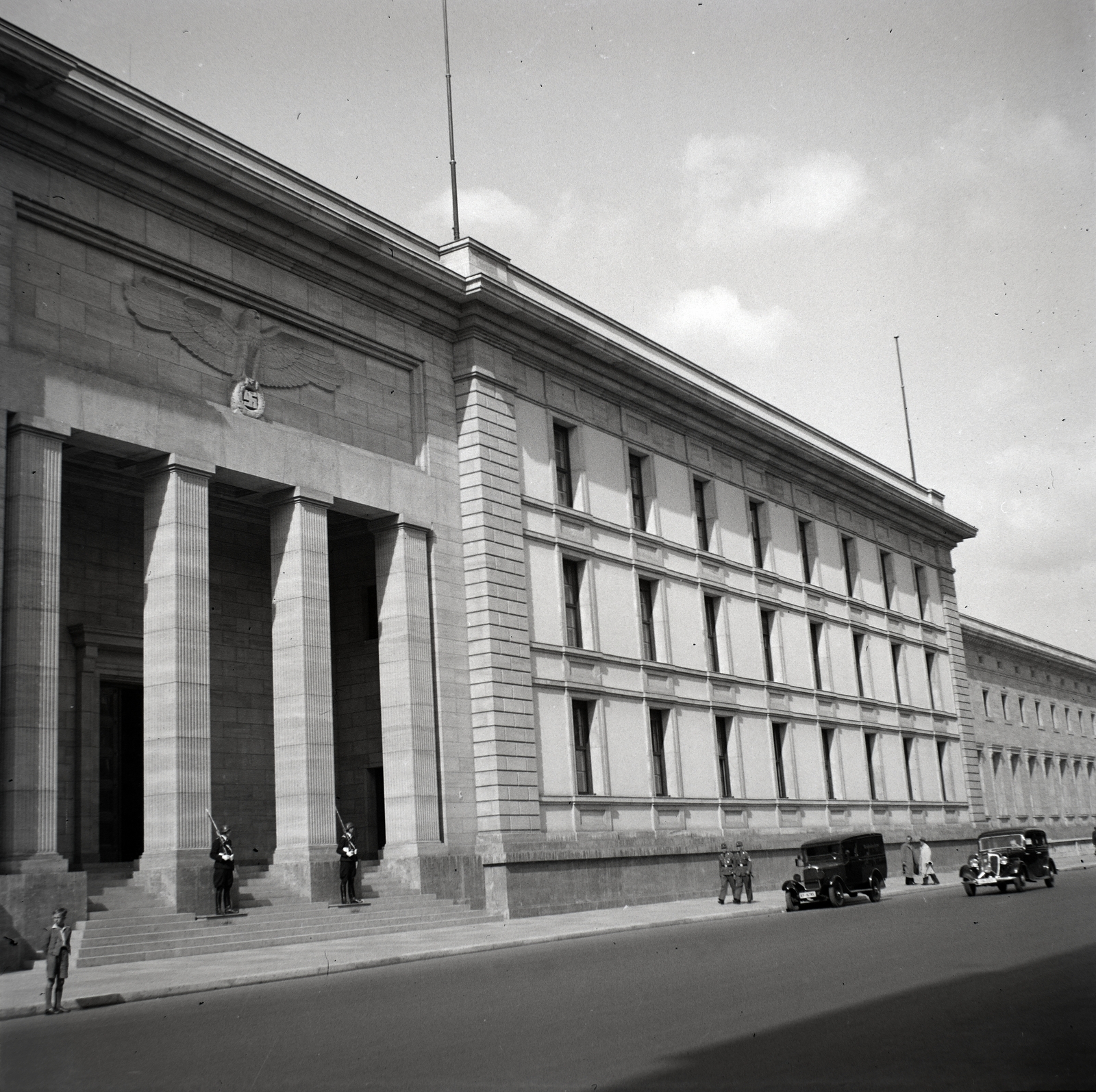 Németország, Berlin, Voss Strasse 6., Új Birodalmi Kancellária (Neue Reichskanzlei)., 1940, Lőrincze Judit, Fortepan #188566