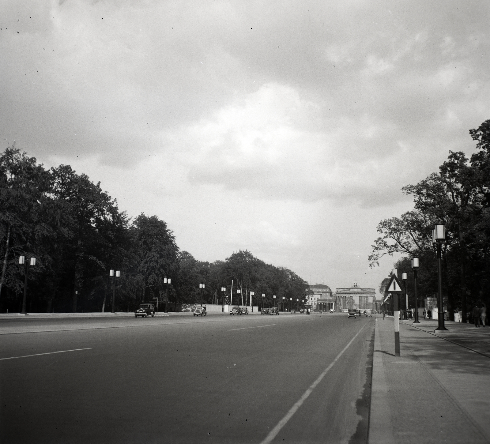 Germany, Berlin, Tiergarten, a Strasse des 17. Juni (Ost West Achse) a Brandenburgi kapu felé nézve., 1936, Lőrincze Judit, bike lane, Fortepan #188567