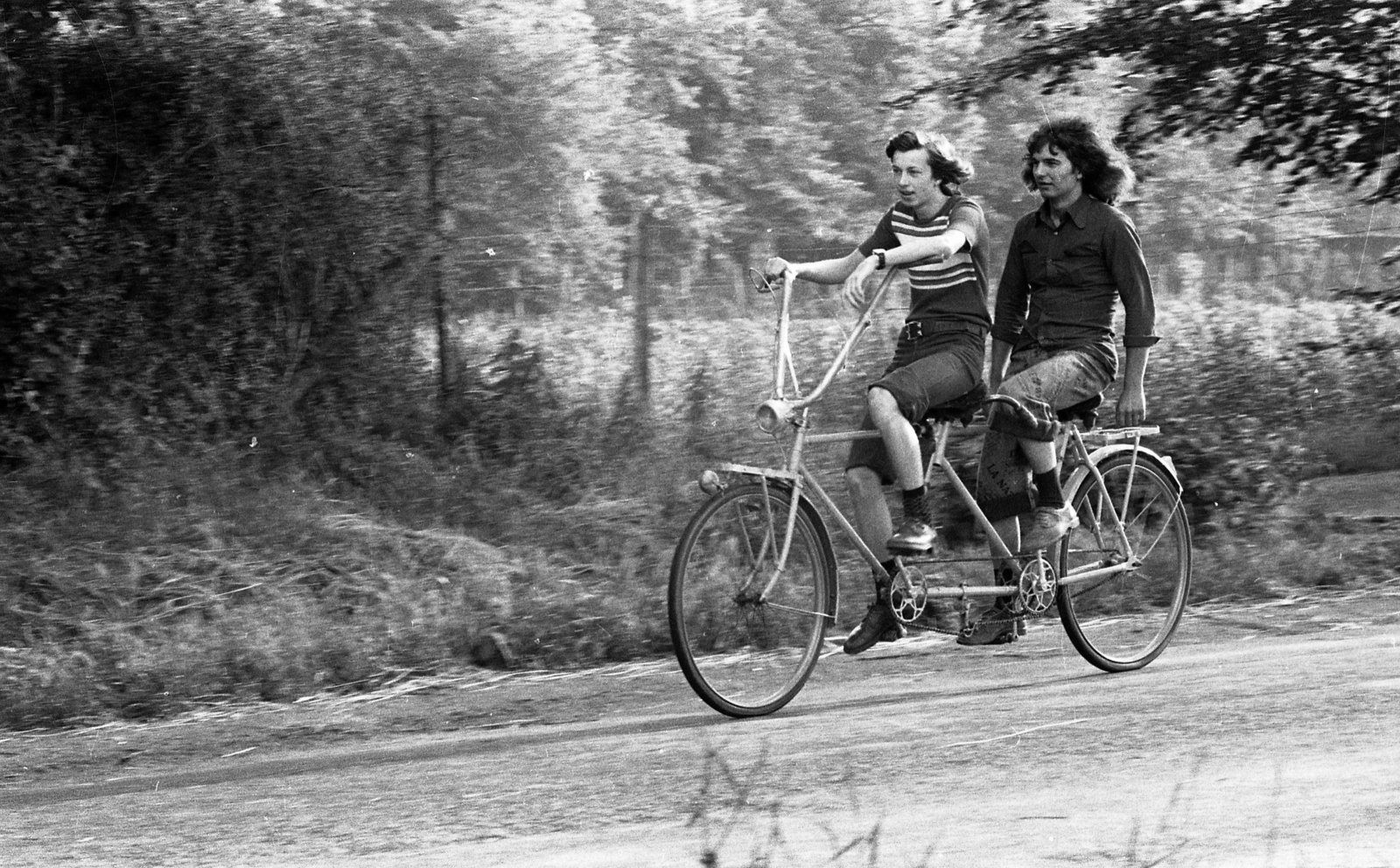 Magyarország, fertődi fiatalok saját készítésű tandem kerékpárral járják az országot., 1974, Urbán Tamás, fiatalság, férfi, tandem kerékpár, Fortepan #18857