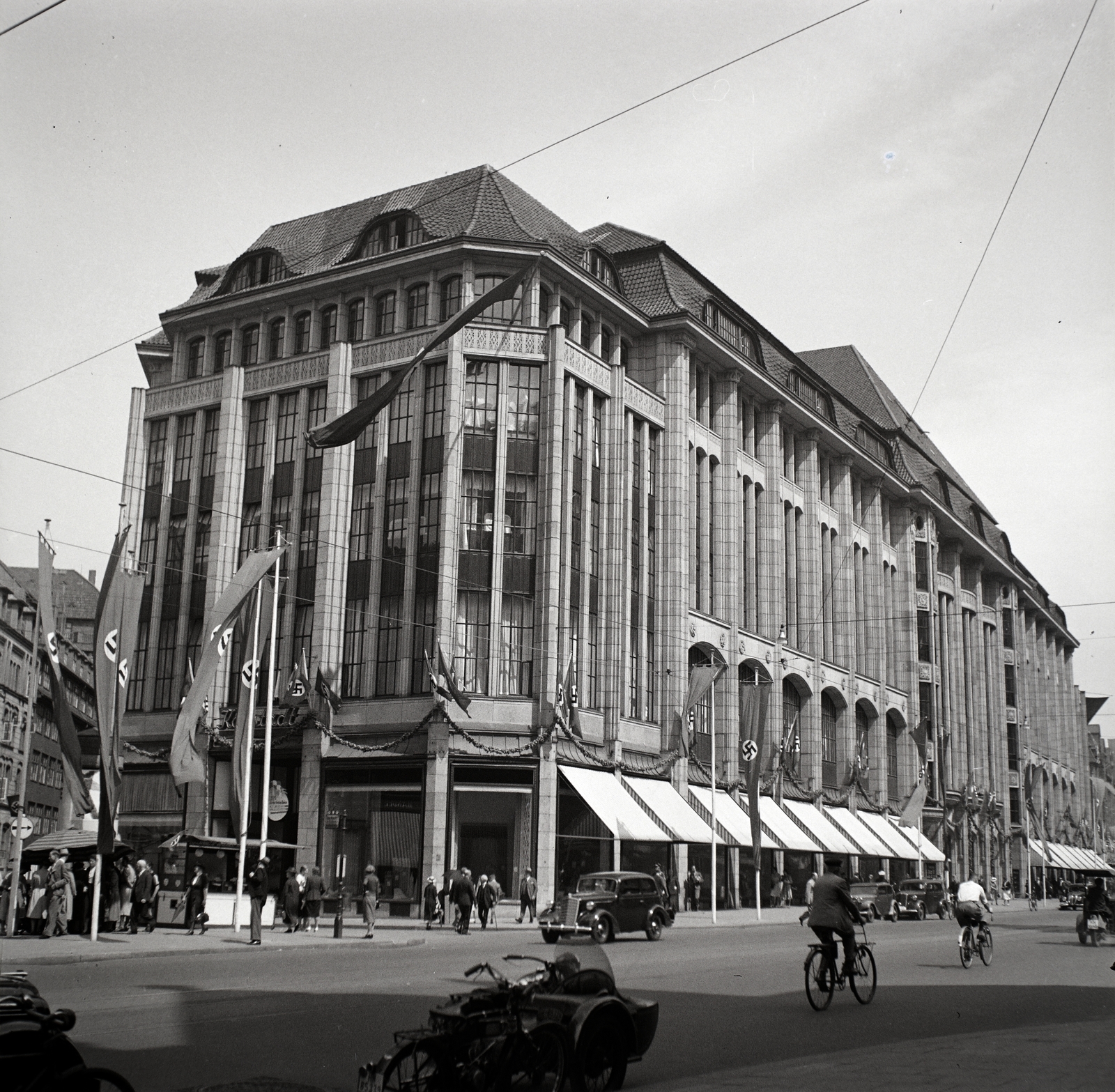 Germany, Hamburg, Mönckebergstrasse, Karstadt áruház., 1936, Lőrincze Judit, bicycle, Fortepan #188580