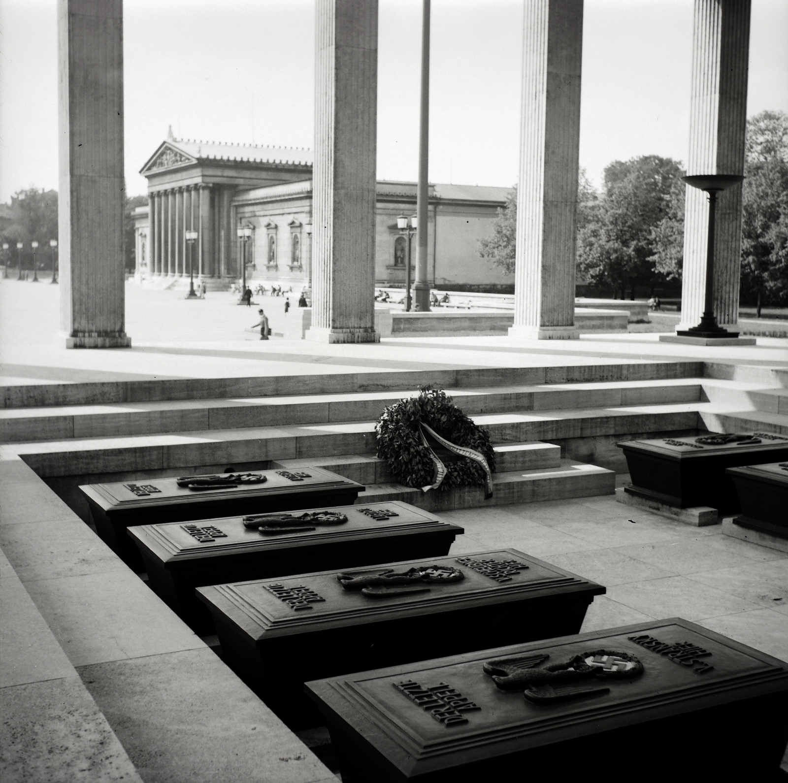 Germany, Munich, Königsplatz (ekkor Königlicher Platz), Becsület Temploma (Ehrentempel). 1947. január 16-án felrobbantották. Háttérben a Glyptothek., 1936, Lőrincze Judit, Fortepan #188635