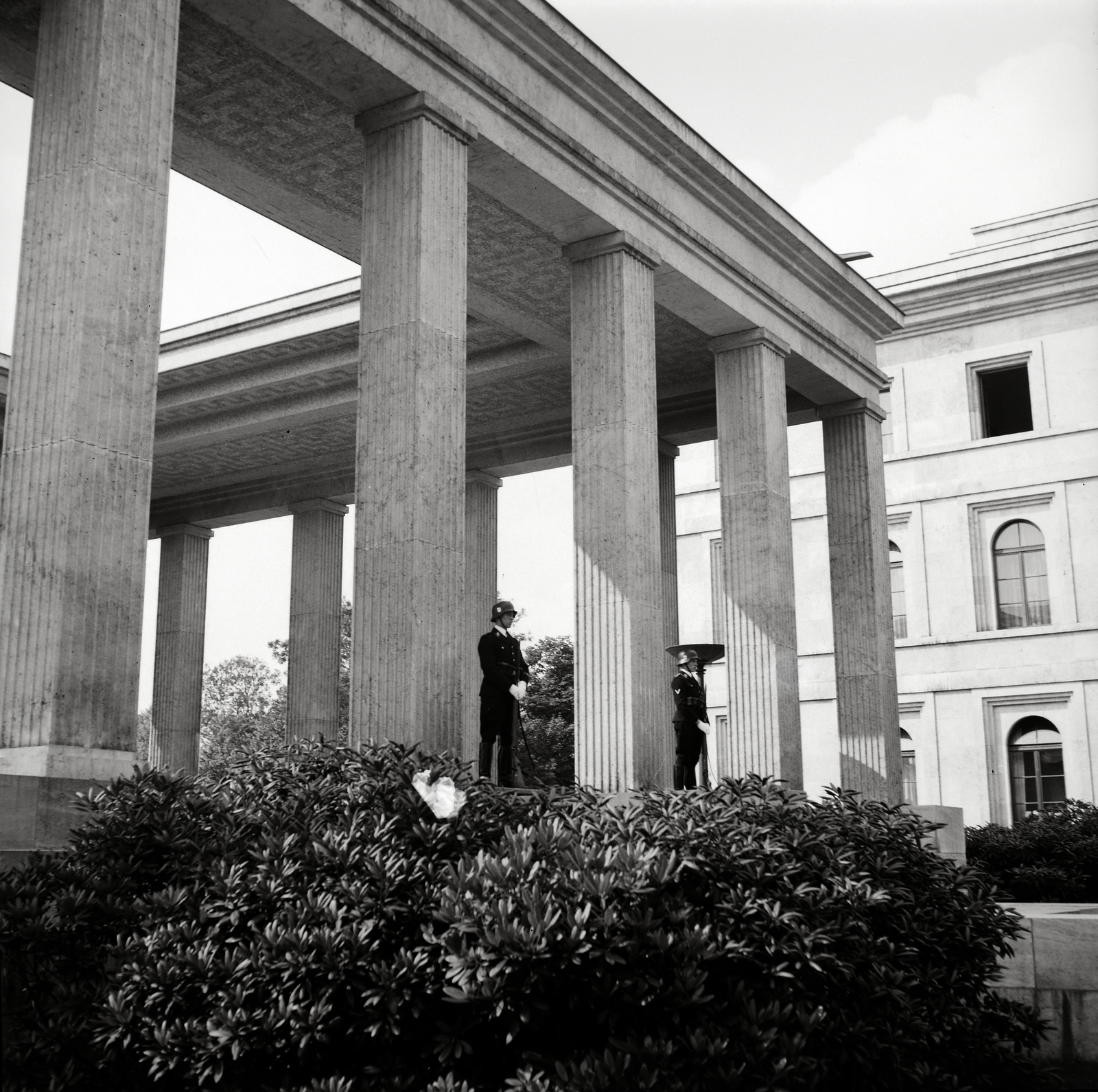 Germany, Munich, Königsplatz (ekkor Königlicher Platz), Becsület Temploma (Ehrentempel). 1947. január 16-án felrobbantották., 1936, Lőrincze Judit, Fortepan #188636