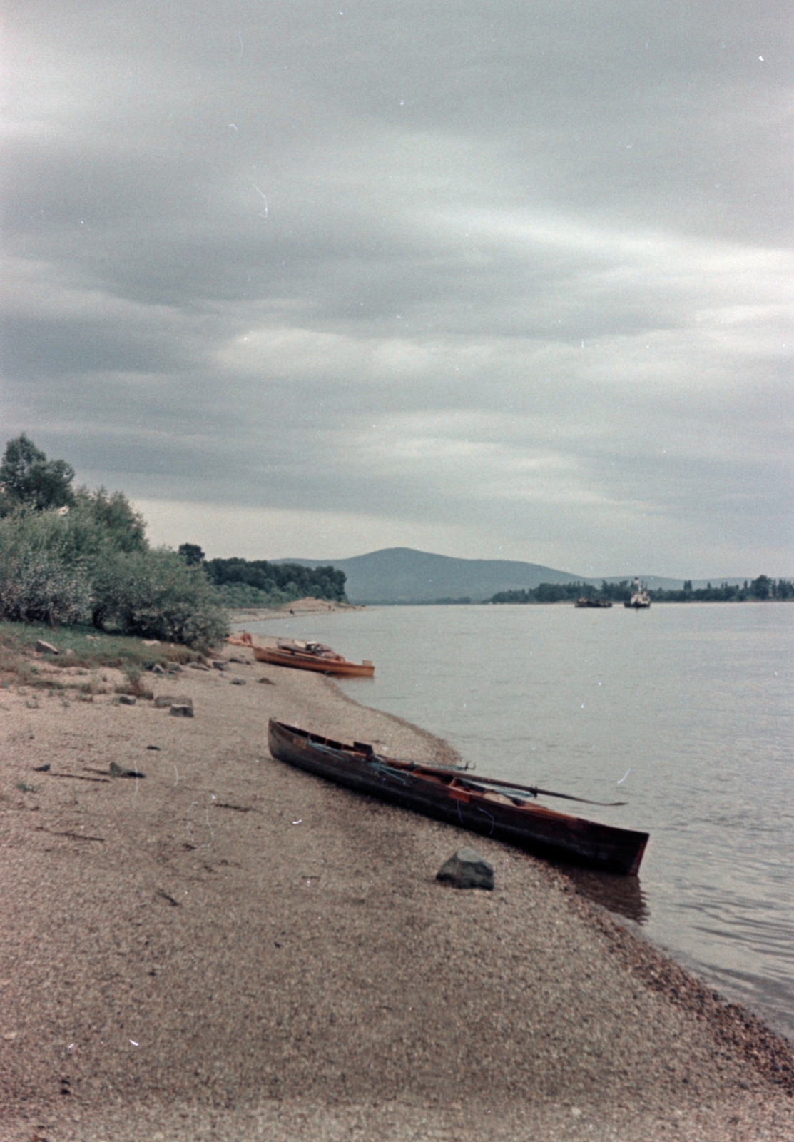 Hungary, a Duna-part Surány környékén, szemben a Naszály., 1958, Lőrincze Judit, colorful, Fortepan #188651