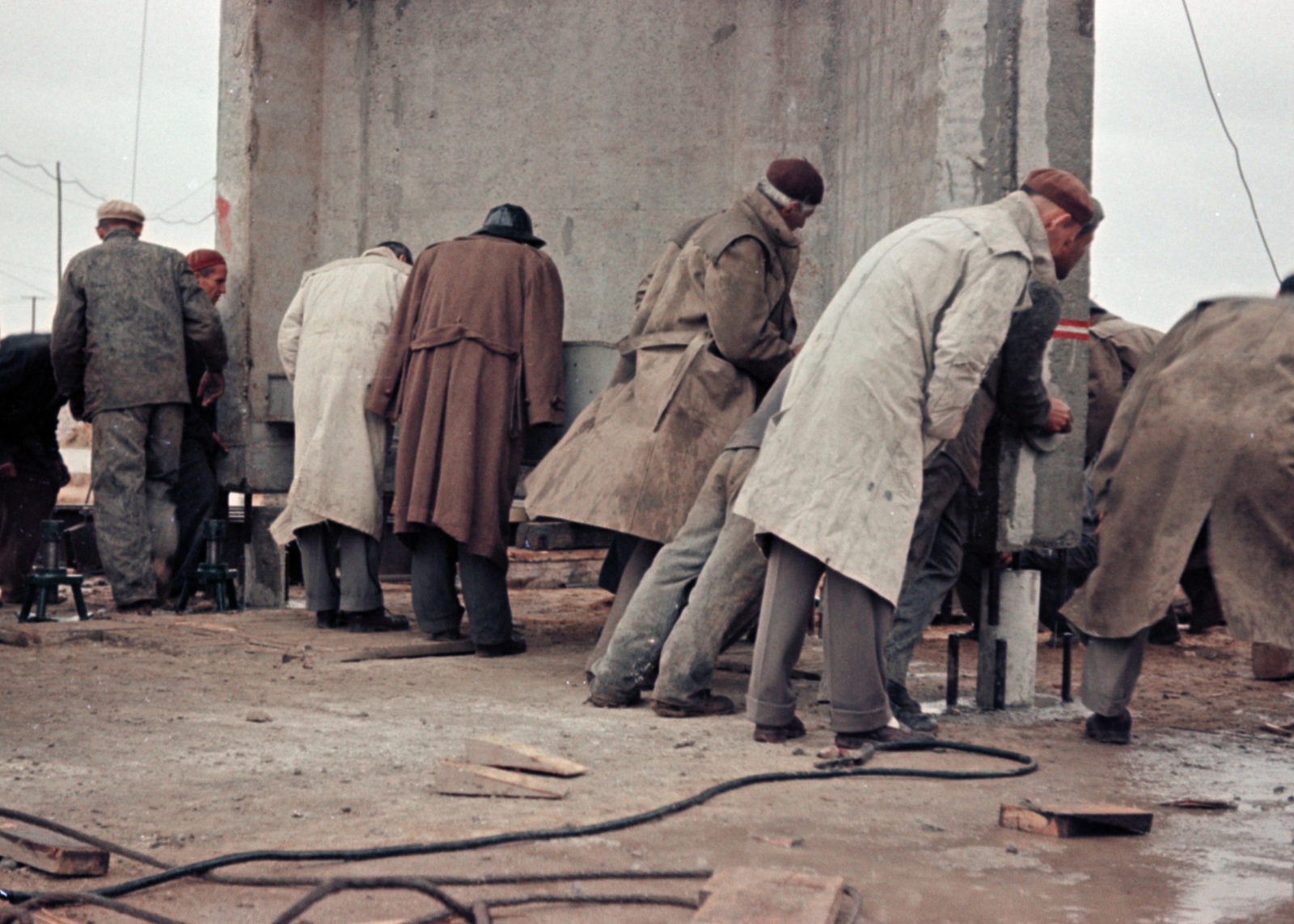 Magyarország, Pécs, a Pécsi Hőerőmű építkezése., 1956, Lőrincze Judit, színes, vasbeton, férfiak, Fortepan #188653