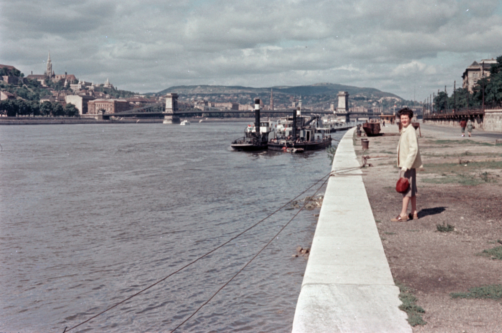 Magyarország, Budapest V.,Budapest I., a pesti alsó rakpart a Széchenyi Lánchíd felé nézve., 1958, Lőrincze Judit, színes, Budapest, Fortepan #188668