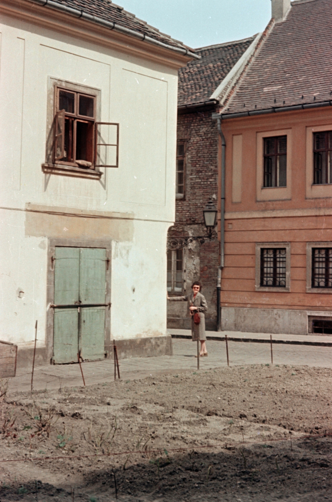 Magyarország, budai Vár, Budapest I., Országház utca 21., háttérben a Kard utca., 1958, Lőrincze Judit, Budapest, lakóház, színes, Fortepan #188690