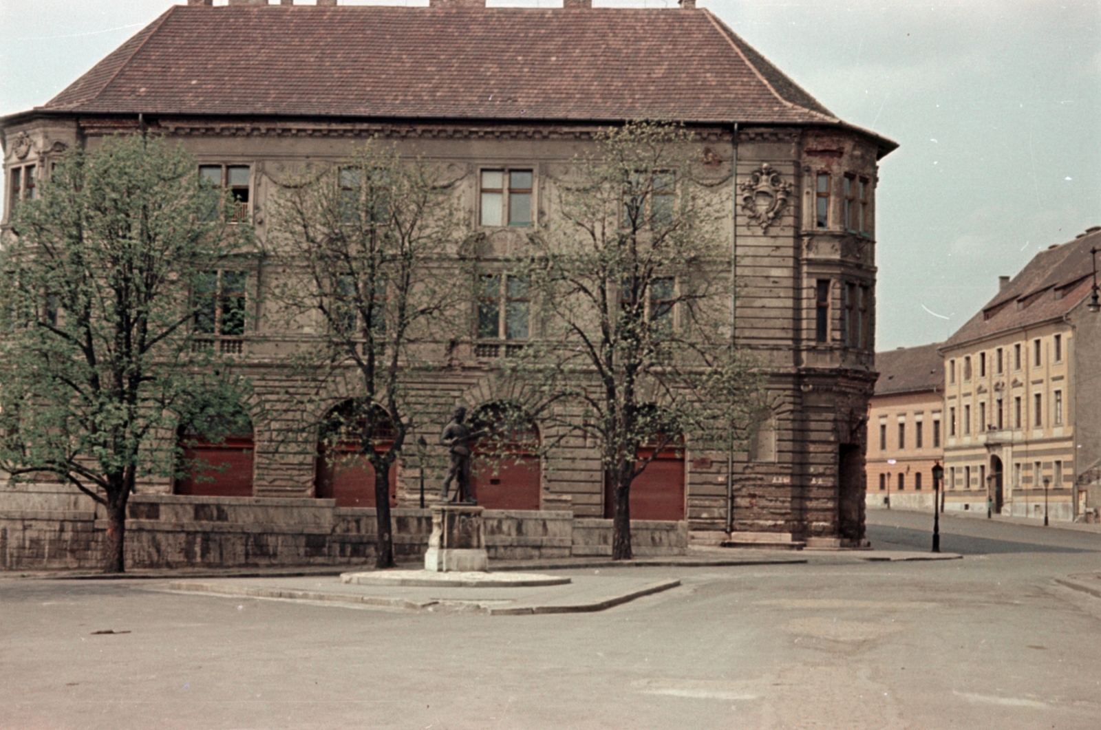 Hungary, Budapest I., Kisfaludi Strobl Zsigmond szobrászművész alkotása, az Öreg huszár (1932) a Palota út - Szent György utca találkozásánál, jobbra a Dísz tér., 1958, Lőrincze Judit, Budapest, colorful, sculpture, architectural ornament, cornerhouse, Fortepan #188691