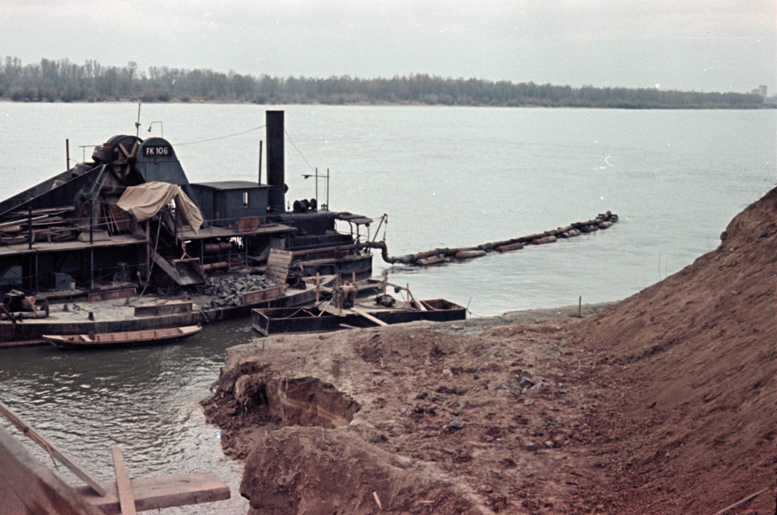 Hungary, Mohács, Duna-part, a Mohács-Pécs ivó- és iparivíz távvezeték vízkivételi művének építkezése., 1958, Lőrincze Judit, colorful, Fortepan #188695
