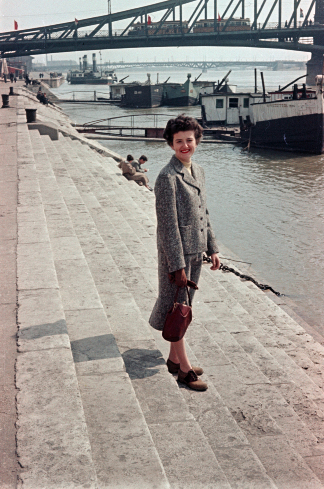 Hungary, Budapest V., pesti alsó rakpart, háttérben haltároló bárkák és a Szabadság híd., 1958, Lőrincze Judit, Budapest, colorful, stairs, lady, Fortepan #188696