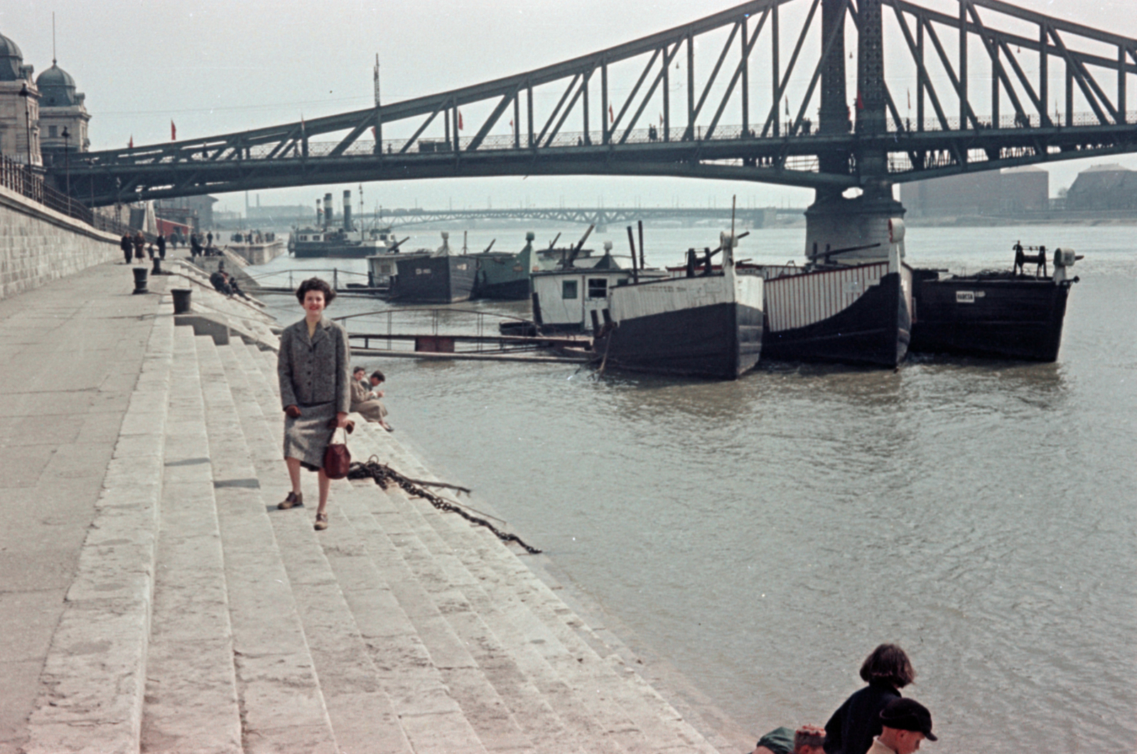 Hungary, Budapest V., pesti alsó rakpart, háttérben haltároló bárkák és a Szabadság híd., 1955, Lőrincze Judit, Budapest, colorful, ship, Fortepan #188697