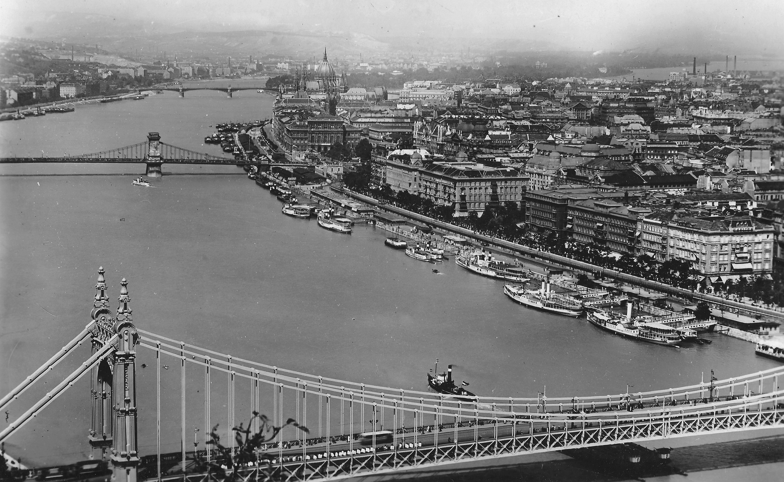Hungary, Budapest, látkép a Citadelláról, az Erzsébet híd és Duna-parti szállodasor felé nézve., 1935, TEHTUBE, ship, bridge, picture, steamboat, Danube, Josef Carl ship, Melk/Sophie ship, eclectic architecture, Tulln/Josef Carl-ship, suspension bridge, Duna-bridge, William Tierney Clark-design, Antal Kherndl-design, Aurél Czekelius-design, Fortepan #18870