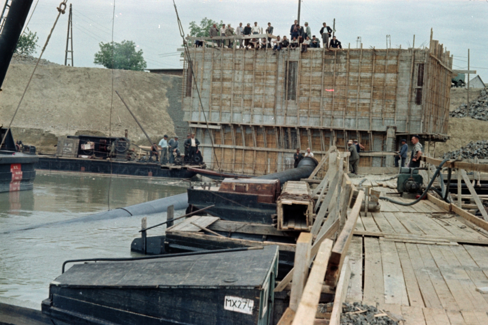 Hungary, Mohács, Duna-part, a Mohács-Pécs ivó- és iparivíz távvezeték vízkivételi művének építkezése., 1958, Lőrincze Judit, colorful, Fortepan #188720