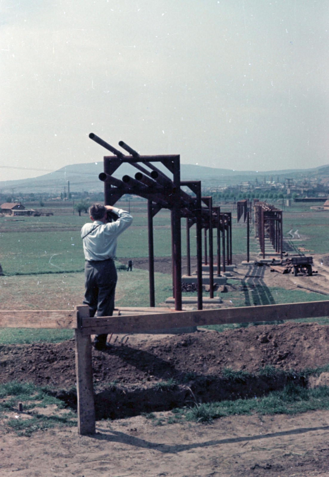 Magyarország, Pécs, távhővezeték építése a Pécsi Hőerőmű közelében, 1959, Lőrincze Judit, színes, Fortepan #188780