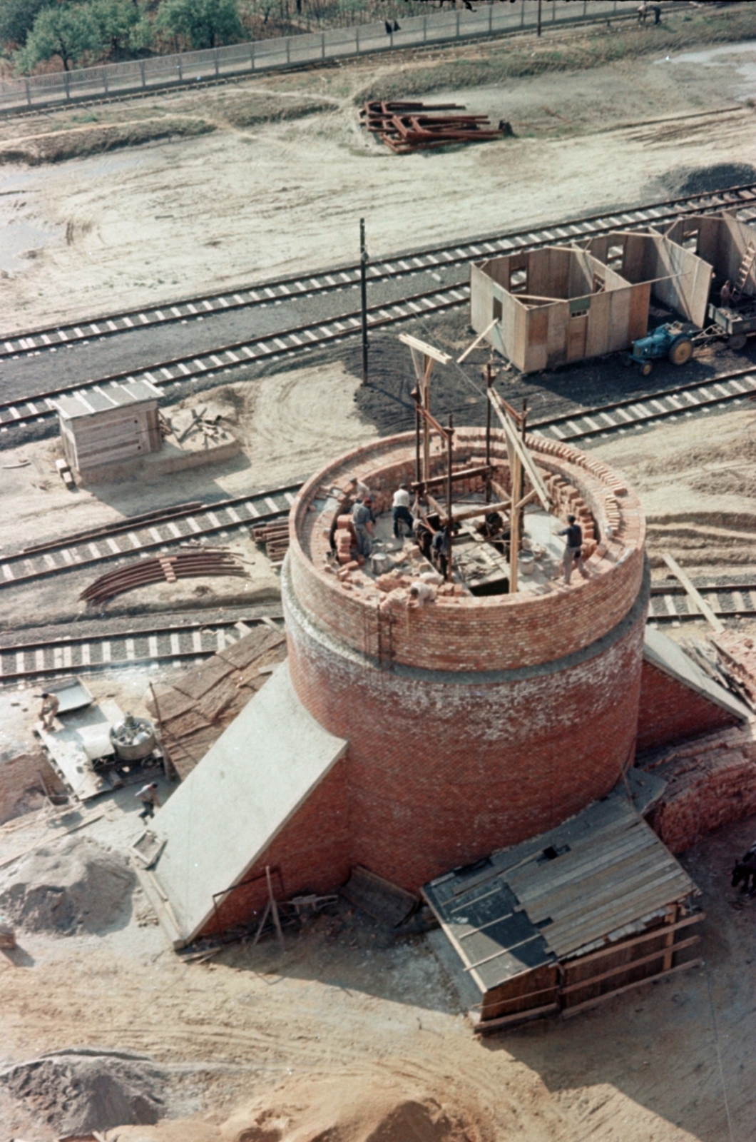 Magyarország, Pécs, a Pécsi Hőerőmű építkezése, kémény alapozása a becsatlakozó füstcsatornákkal., 1959, Lőrincze Judit, színes, Fortepan #188782