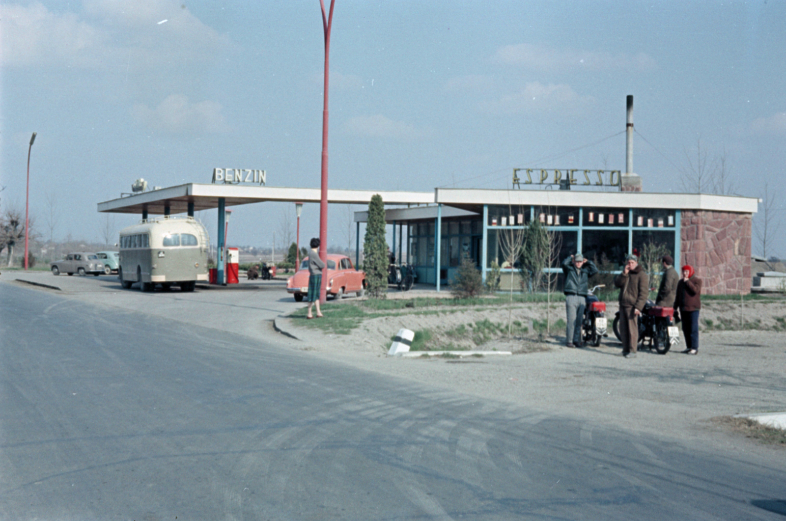 Hungary,Lake Balaton, Siófok, benzinkút a 7-es főút mellett, a mai Somlay Artúr utca torkolata közelében., 1959, Lőrincze Judit, Hillman-brand, Hillman Minx, colorful, Fortepan #188798