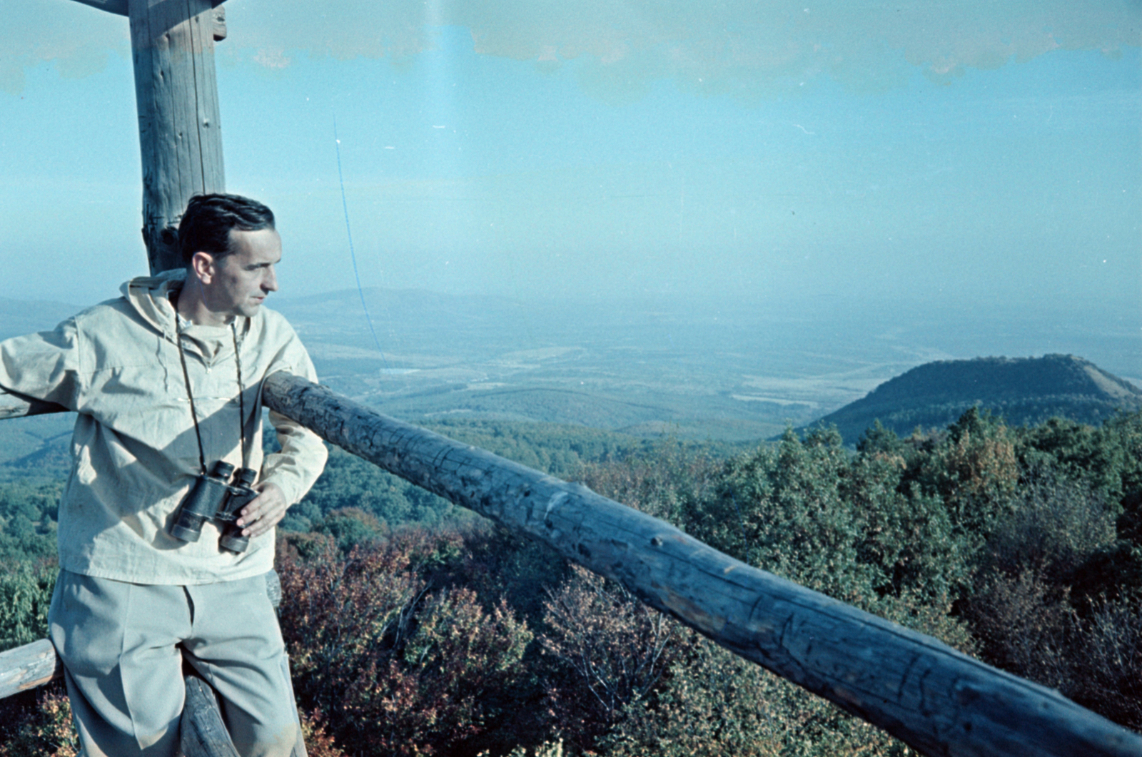 Hungary, Mátra, kilátás Gyöngyös felé, jobbra a Világos-hegy., 1959, Lőrincze Judit, colorful, railing, binoculars, Fortepan #188804