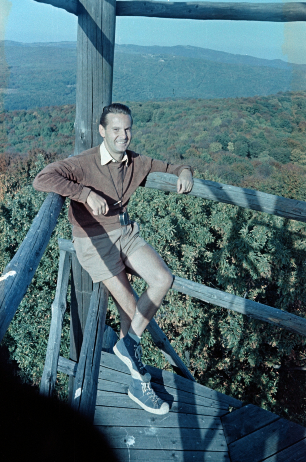 Hungary, Mátra., 1959, Lőrincze Judit, colorful, sneakers, shorts, railing, Fortepan #188805