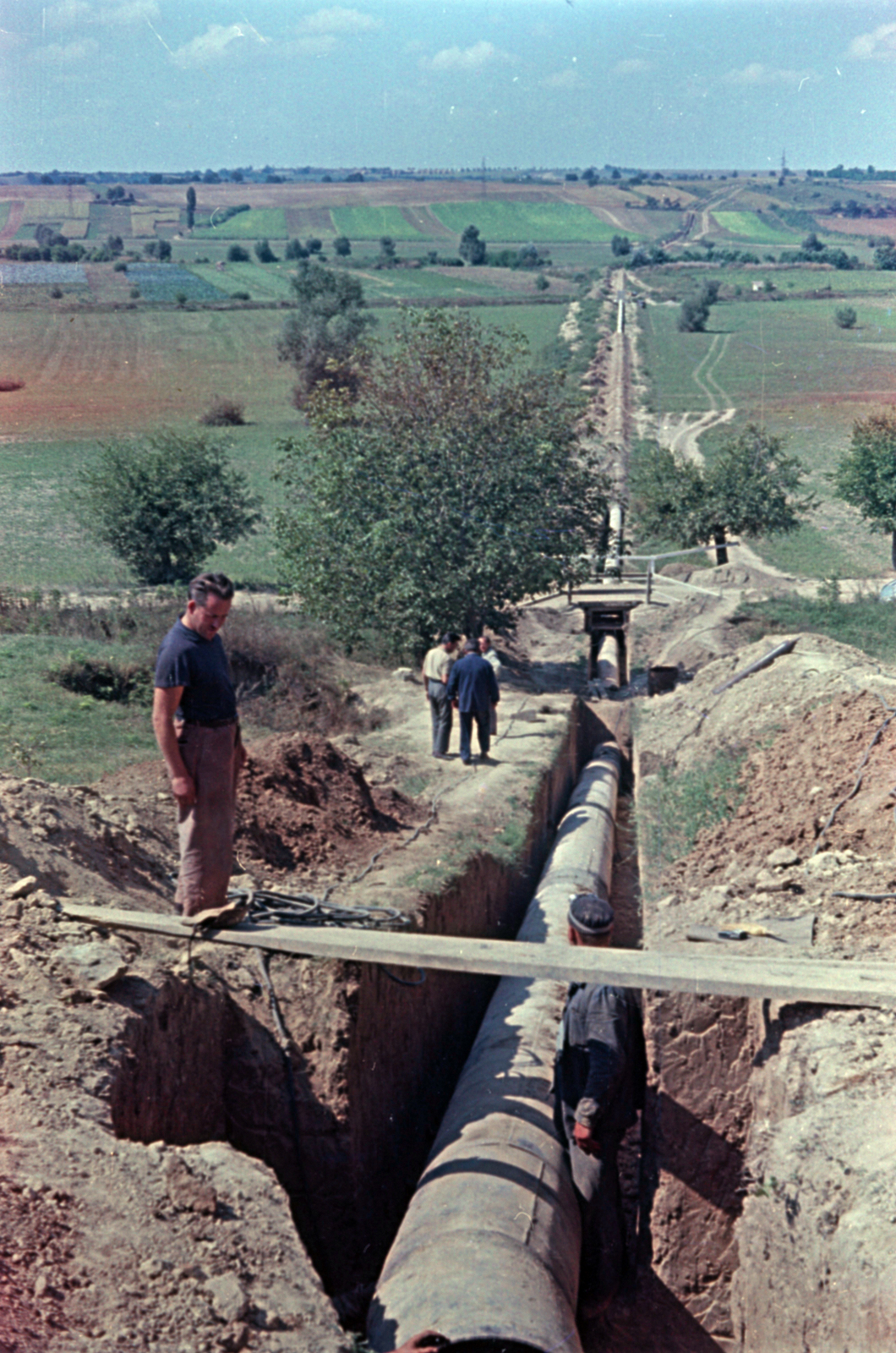 Magyarország, Szederkény, a Mohács-Pécs ivó- és iparivíz távvezeték építkezése a településtől délnyugatra., 1959, Lőrincze Judit, színes, Fortepan #188808