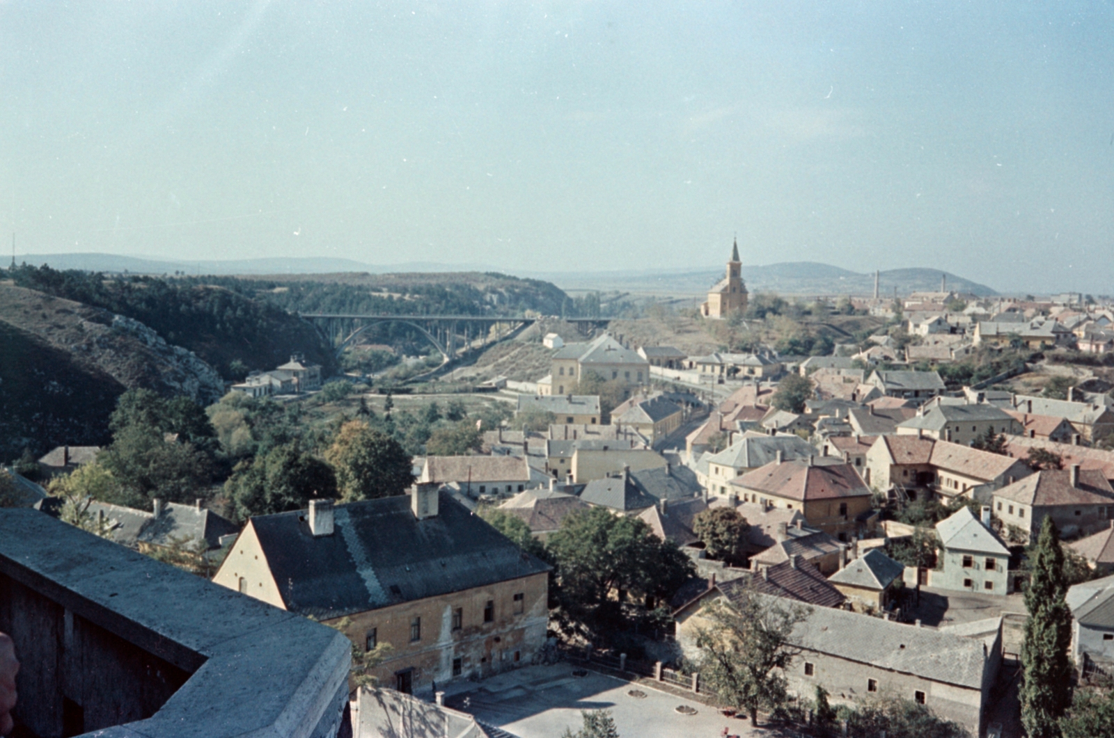Hungary, Veszprém, Várkilátó, kilátás a Szent István völgyhíd (Viadukt) és a Szent László-templom felé., 1959, Lőrincze Judit, colorful, Fortepan #188810