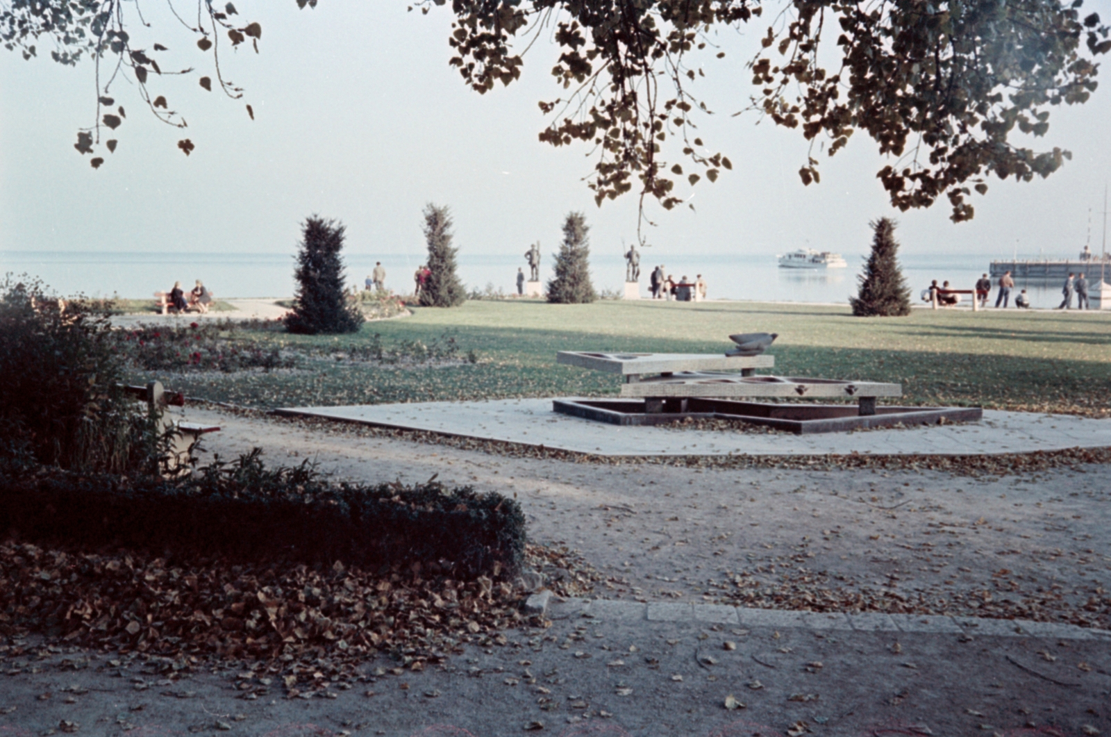 Hungary, Balatonfüred, Tagore sétány, jobbra a kikötő. Előtérben Metky Ödön szobrászművész metlachittal burkolt ivókútja., 1964, Lőrincze Judit, water bus, colorful, Fortepan #188812