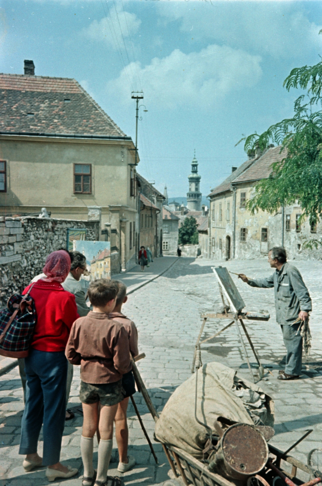 Hungary, Sopron, Szent Mihály (Kellner Sándor) utca, szemben a Tűztorony., 1961, Lőrincze Judit, colorful, curiosity, painter, easel, scrap metal collection, cart, Fortepan #188818